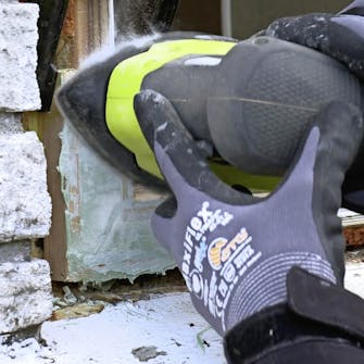 Lille rådskade i vinduesramme: Når massen er helt hærdet Lille rådskade i vinduesramme: Når massen er helt hærdet